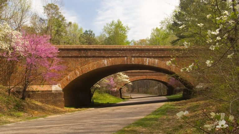 Colonial Parkway